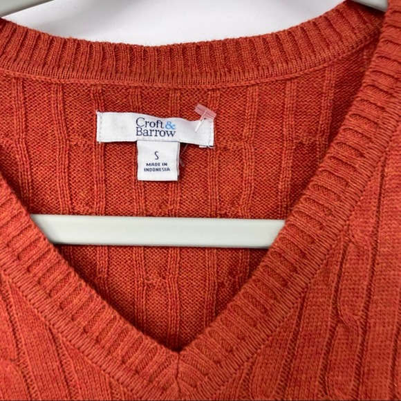 CROFT & BARROW V-NECK RUST SOFT BRAIDED DESIGN SWEATER SMALL - Picture 3 of 3